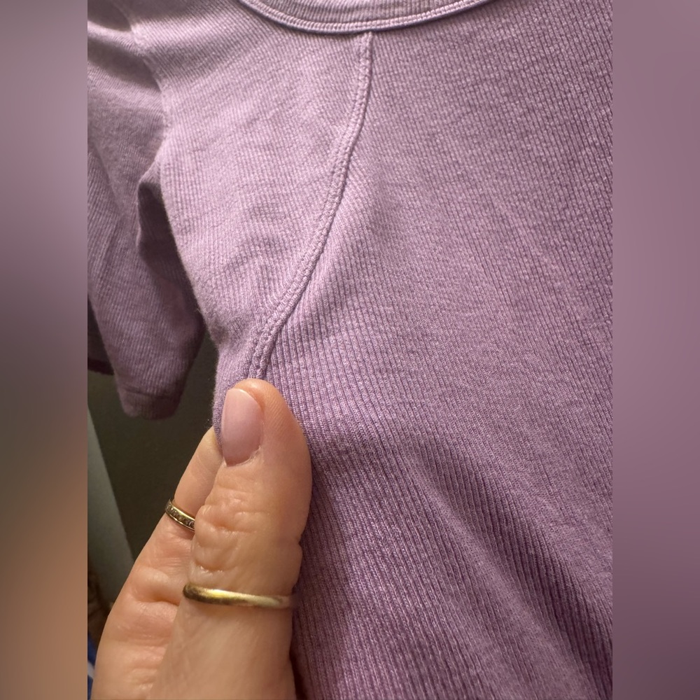 (EUC) Lululemon Ribbed Held Tight Short Sleeve Shirt 💜 - Picture 8 of 8